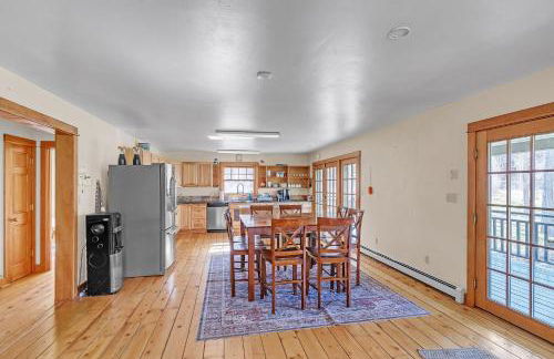 Charming Country 4BR Retreat with Riverfront Views cabin - Foto 11