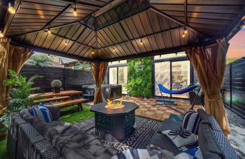 Black House - Downtown Elegance with HotTub and King Beds - Photo 27