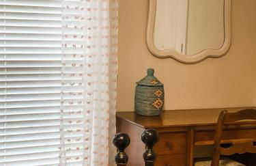 Designer Single Story 4 bed 3 bath home in mid-century style with big backyard and garage - Foto 11