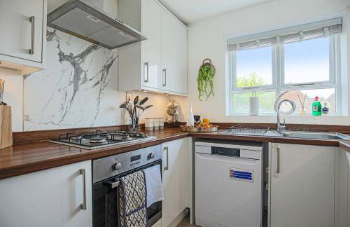 Grace House - Prime Location - Driveway Parking, Pool Table, Fast Wifi, Self Check-In and Smart TV with Sky TV and Netflix by Yoko Property - Photo 27