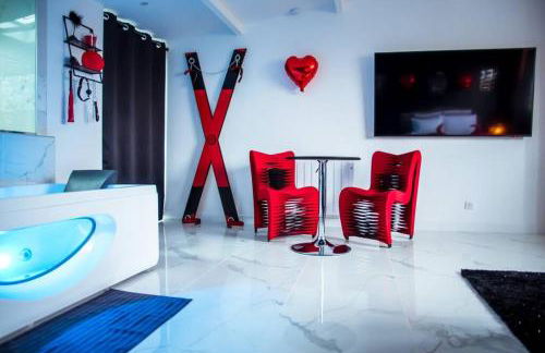 SECRET SUITE "Mr Grey" - Jacuzzi privatif - Gare RER C - Proche Paris - Foto 12