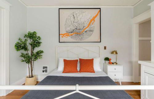 Stay Portland - PDX Art Deco Lounge - Local Eateries, Bars & Shops - Photo 12