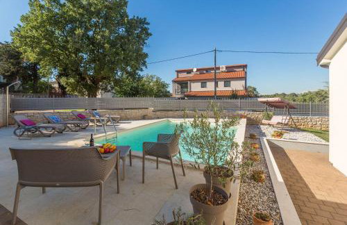 Malerische Villa mit Privatpool, mediterranem Garten, Outdoor-Kueche, Waschmaschine, Trockner - Photo 31