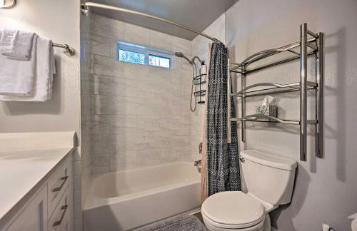 Modern Redmond Home with 2 Fireplaces and Yard! - Foto 13