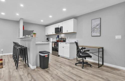 Peaceful 2BR Hideaway Close to Dining and Events - Photo 2