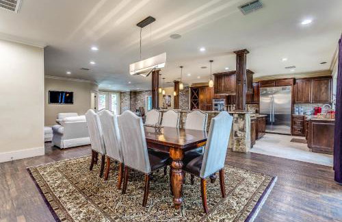 DFW Large Vacation Retreat with Private Pool and Hot Tub - Foto 23