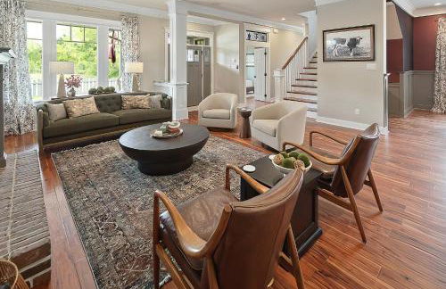 Luxury 5 BR 4 Bath, Hot Tub, Outdoor Kitchen, Across Street from Kyle Field! - Foto 37