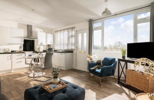 Dreamwood Retreat - Woodland Retreat with Private Hot Tub - Photo 2