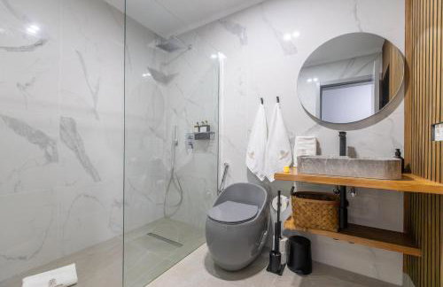 Apartamento de Lujo con Jacuzzi Privado, Piscina y Vistas al Mar - Foto 43