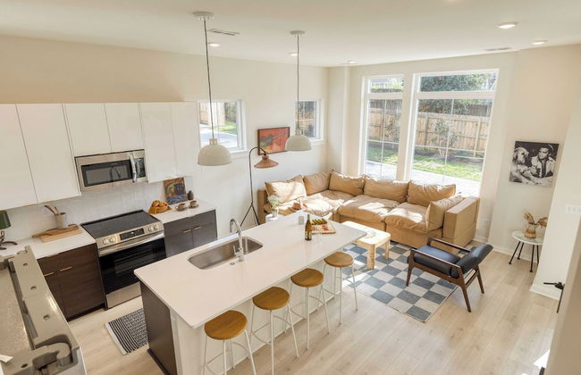 The Stage by Avantstay Chic 4bdr w/ Covered Balcony Modern + Newly Built - Photo 20