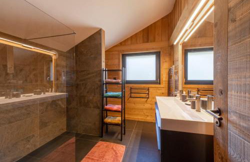 Chalet paisible 3 étoiles Sauna, Cheminée, Terrasse Sud, Vue montagne, Bois & Pierre authentique et confort moderne - Photo 24