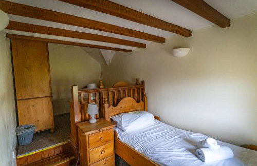 School House, cosy cottage for 12 with hot tub in the Peak District - Photo 13