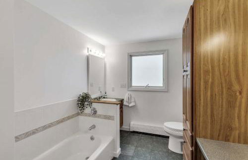 Jenkins Pond Beach Access with BBall Hoop & Grill, Bright Cape Cod Retreat near Jenkins Pond in Falmouth - Parking, Modern Retreat with Outdoor Space, 24 Hour Hospitality - Foto 18