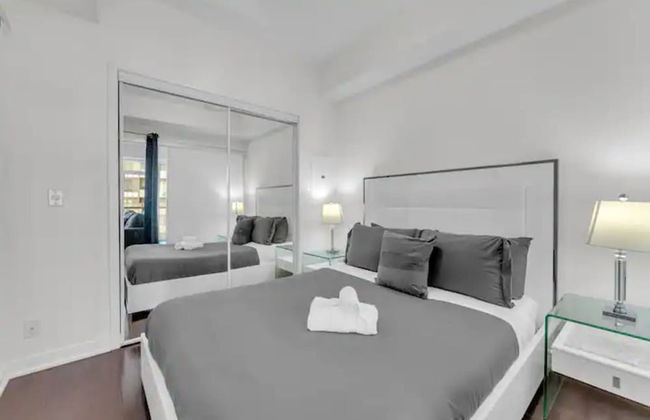 Lanterra Downtown Cn Tower - Photo 27