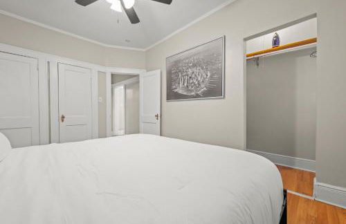 2-Story Stay with Game Lounge & Free Parking Spots - 5 mins to NYC Train - Foto 3
