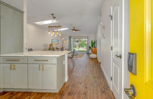 Dog Friendly Home wPrivate Fenced Yard, Garage & Fire Pit STEPS to the Beach! - Foto 8