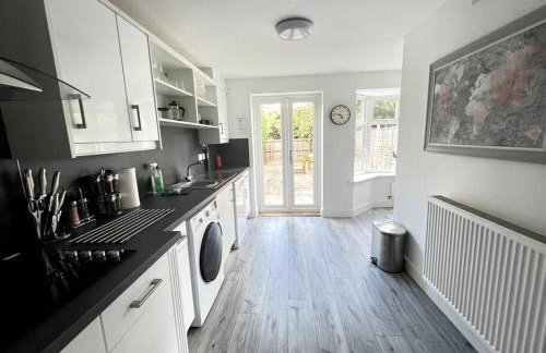 Spacious 5 Bedroom House Sleeps 9 with Parking - Foto 12