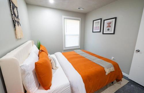 The Orange Lounge - 8 min to KU & Mass - Photo 25