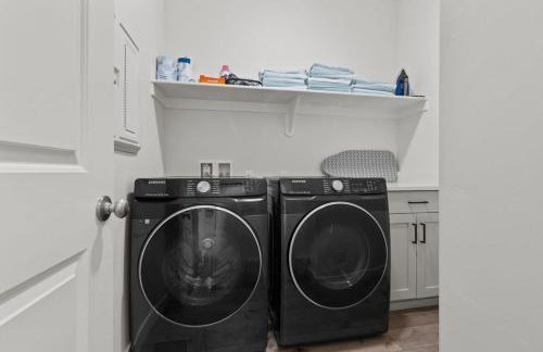 Adventure Base Camp Pet Friendly with Resort Living Pool, Arcade, Pickle-ball - Foto 37