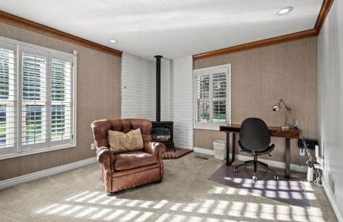 Hobbs Mill Ski Lodge Theater Games Dogs OK - Photo 5