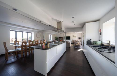 Woodside Barn Sleeps 14 with Hot Tub - Photo 23