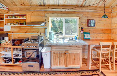 Mtn Views and Fireplace Cozy Trout Creek Tiny Home - Foto 7