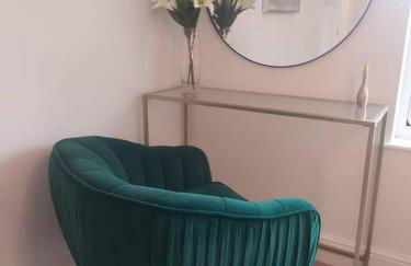 South Coast New Forest Holiday Home-4 Bed-Sleeps 8-Spacious-Parking-EV Dock-Large Garden-Playground-Great for Families-Groups-Professionals - Foto 14