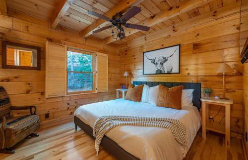 Fully Stocked Cabin Retreat w/ Game Room & Pond! - Foto 51