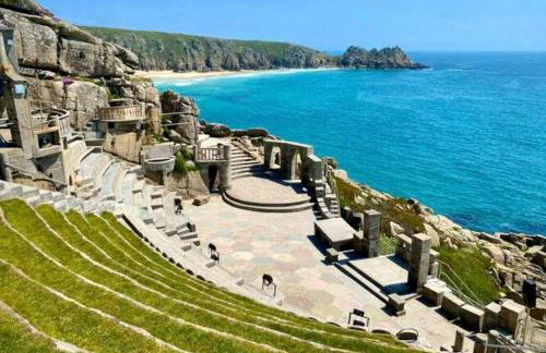 Beautiful Cornish barn in the stunning Lamorna valley with large garden - Photo 25