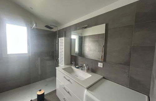 Charmante Maison Rénovée Proche Plage et Forêt avec Jardin - FR-1-652-57 - Foto 10