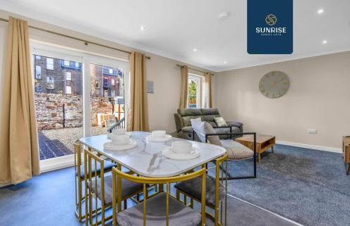 L1 - INVOICE and REDUCED PRICE only via SUNRISE SHORT LETS DUNDEE, Large 4 Bedroom House with 6 Beds and 3 bathrooms, TVs in each room, Free Parking, Fully Equipped, Local Amenities, Easy Ring Road Access, Special Rates and ONLY 9 Mins to STANNERGATE Port - Foto 43