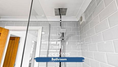 JRR STAYS WV12 3 bedroom, and Wi-Fi - Foto 3, Shower