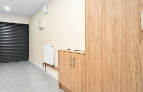 Four Bed House - Sleeps 7 - Garden - Parking - Smart TV 6COK - Photo 35