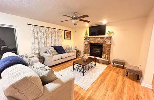 Modern 5 Bedroom Pocono house - Jacuzzi - Gameroom - Near Lake - Golf Couse - Foto 26