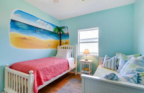 Walk to Crystal Beach! Family Retreat with Deck - Foto 22