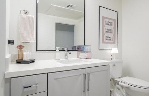 Balcony View and King Beds Walk to Golden 1 Center - Foto 41