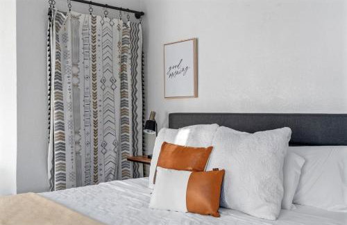 MODERN - Mins to Beach - Walk to Downtown - Free parking - Foto 18