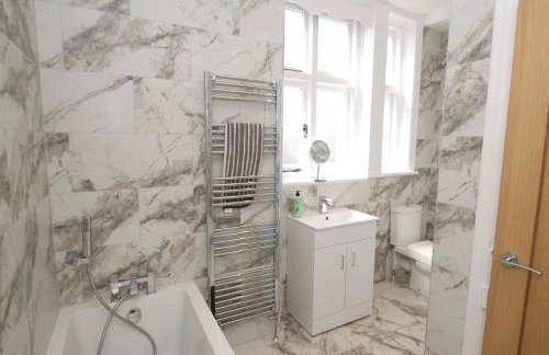 Beautiful large 3-bed coastal flat with parking. - Foto 51