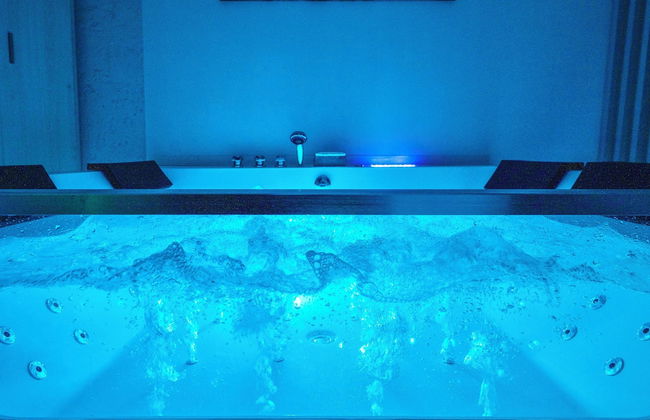 Premium Jacuzzi Suite at the City Center - Photo 20