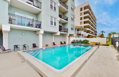Modern oceanfront condo with outdoor pool, balcony, & washer/dryer - Foto 5