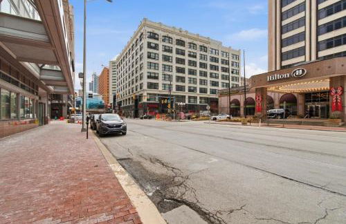 Luxury Downtown Cityview Suite Skywalk Access and Free Garage Parking - Foto 16