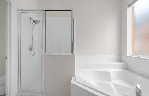 Large Spacious Home w Private Pool & Hot Tub - Photo 25