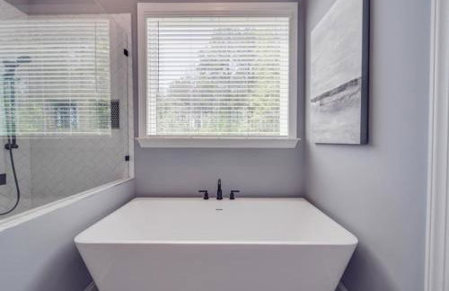 5BR Farmhouse Lake Retreat Pool Hot Tub Theater - Foto 34