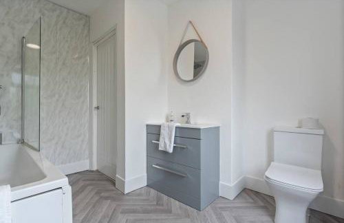 Beautiful House - Sleeps up to 7 - Free Parking, Fast Wifi and Smart TV by Yoko Property - Foto 17