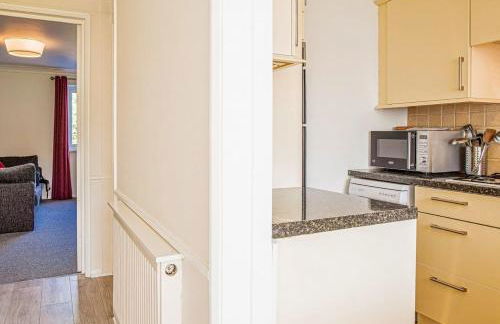 Central 2 Bed House w/ Garden and Free Parking! - Photo 100