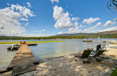 Hot Tub, Deck and Mtn Views Nine Mile Falls Duplex - Foto 1