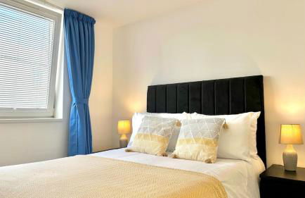 Central Apartment with 75inch TV Netflix - Photo 7