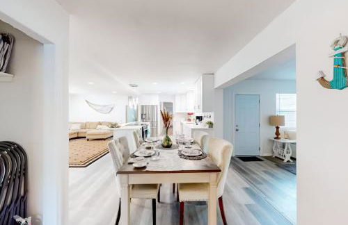 Spacious 4 bedroom 3 bath Clearwater Vacation House Cowboy Pool Fire Pit Games Close to Clearwater Beach Biking Trail Farmers Markets Harbor Health Spa Baycare Ballpark and Ruth Eckerd Hall Golf Courses - Photo 10