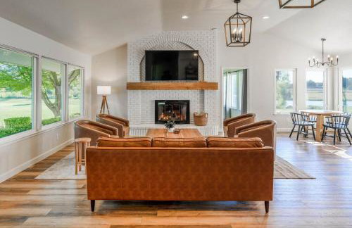 Riverfront Beauty with Pickle Ball Court - Foto 7