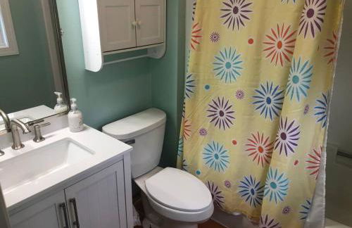 Cozy Home in Central Morehead 5min from the Beach - Foto 16